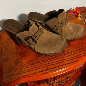 Mossimo leather clogs